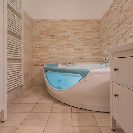 Clara Parking,wifi,jacuzzi On Torno