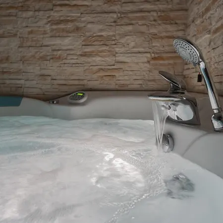 Clara Parking,wifi,jacuzzi On בית נופש *