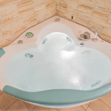 בית נופש Clara Parking,wifi,jacuzzi On *