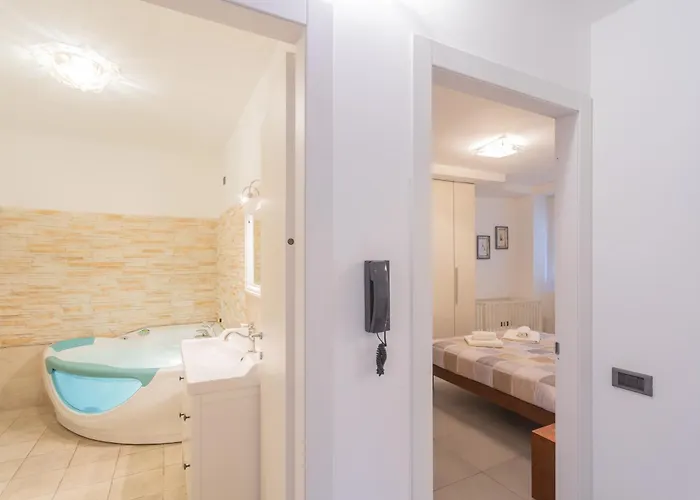 Clara Parking,wifi,jacuzzi On Torno