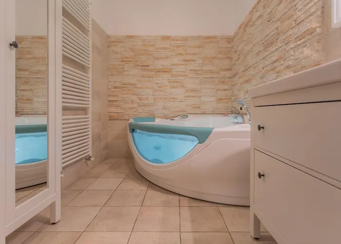 Clara Parking,wifi,jacuzzi On Torno